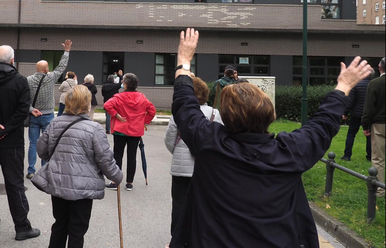 La Asociación de Mayores Los Puertos y la Asociación de Familiares organizó un homenaje en la calle a los trabajadores del centro Clara Ferrer, de Gijón, durante el primer confinamiento de la pandemia de covid. 