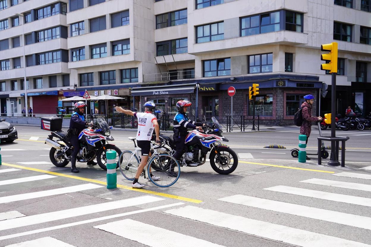 Un ciclista discute con un policía junto a Marqués de Urquijo. 