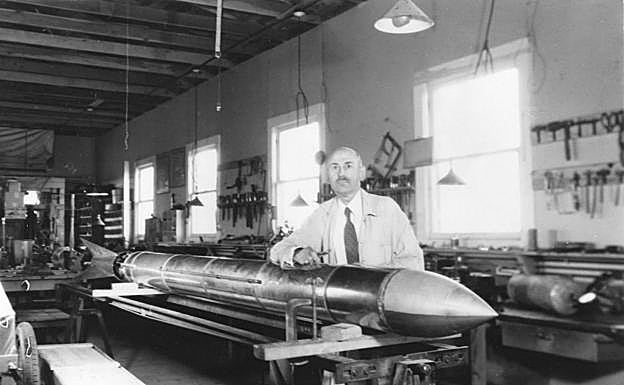 Robert Goddard, con un cohete en su taller de trabajo de Roswell en octubre de 1935. 