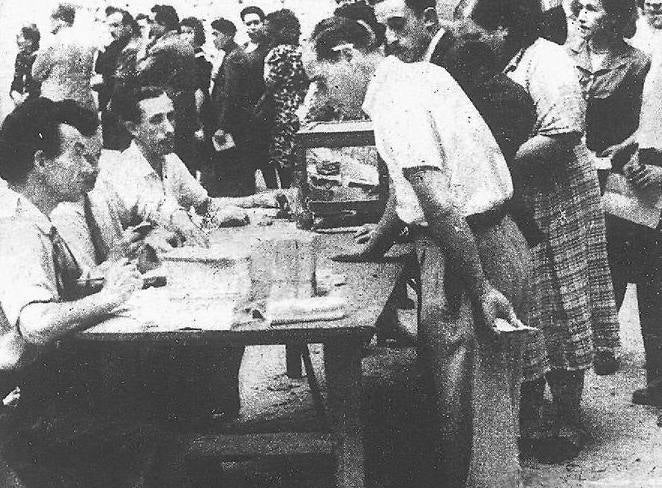 Votantes en el referéndum de 1947.