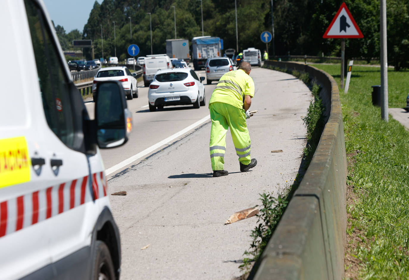 Un accidente con cinco coches implicados en la A-8 sentido Avilés provoca atascos kilométricos en la autopista 'Y' en el inicio de la tarde de este viernes