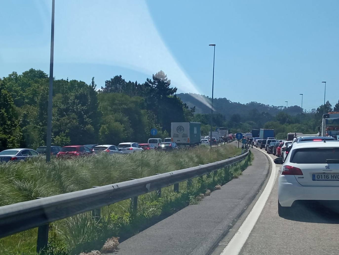 Un accidente con cinco coches implicados en la A-8 sentido Avilés provoca atascos kilométricos en la autopista 'Y' en el inicio de la tarde de este viernes