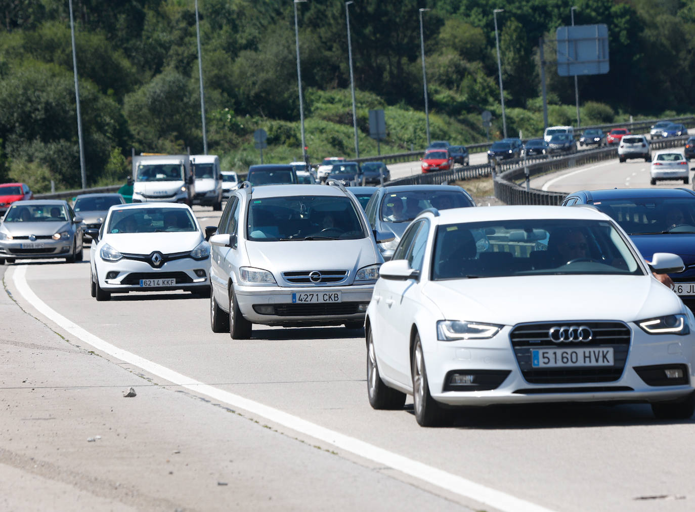 Un accidente con cinco coches implicados en la A-8 sentido Avilés provoca atascos kilométricos en la autopista 'Y' en el inicio de la tarde de este viernes