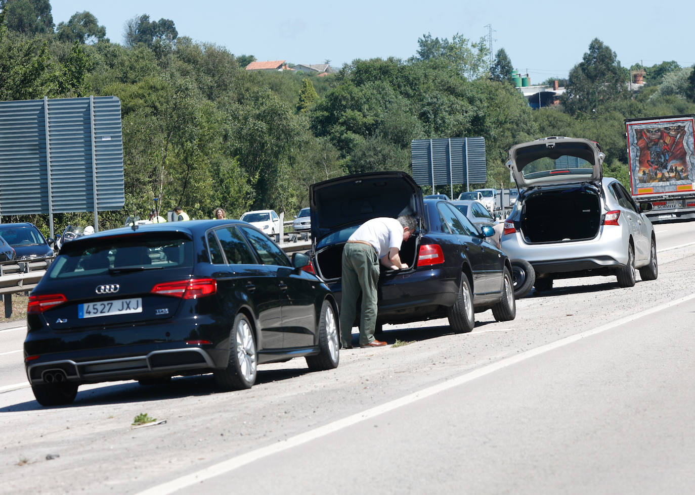 Un accidente con cinco coches implicados en la A-8 sentido Avilés provoca atascos kilométricos en la autopista 'Y' en el inicio de la tarde de este viernes