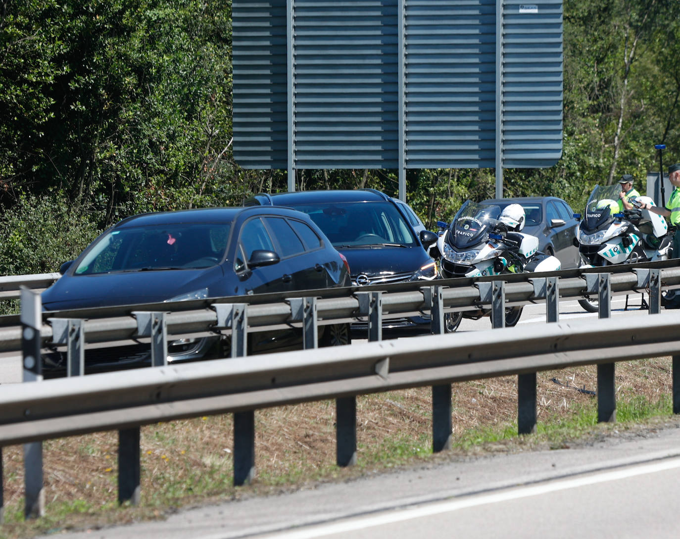Un accidente con cinco coches implicados en la A-8 sentido Avilés provoca atascos kilométricos en la autopista 'Y' en el inicio de la tarde de este viernes