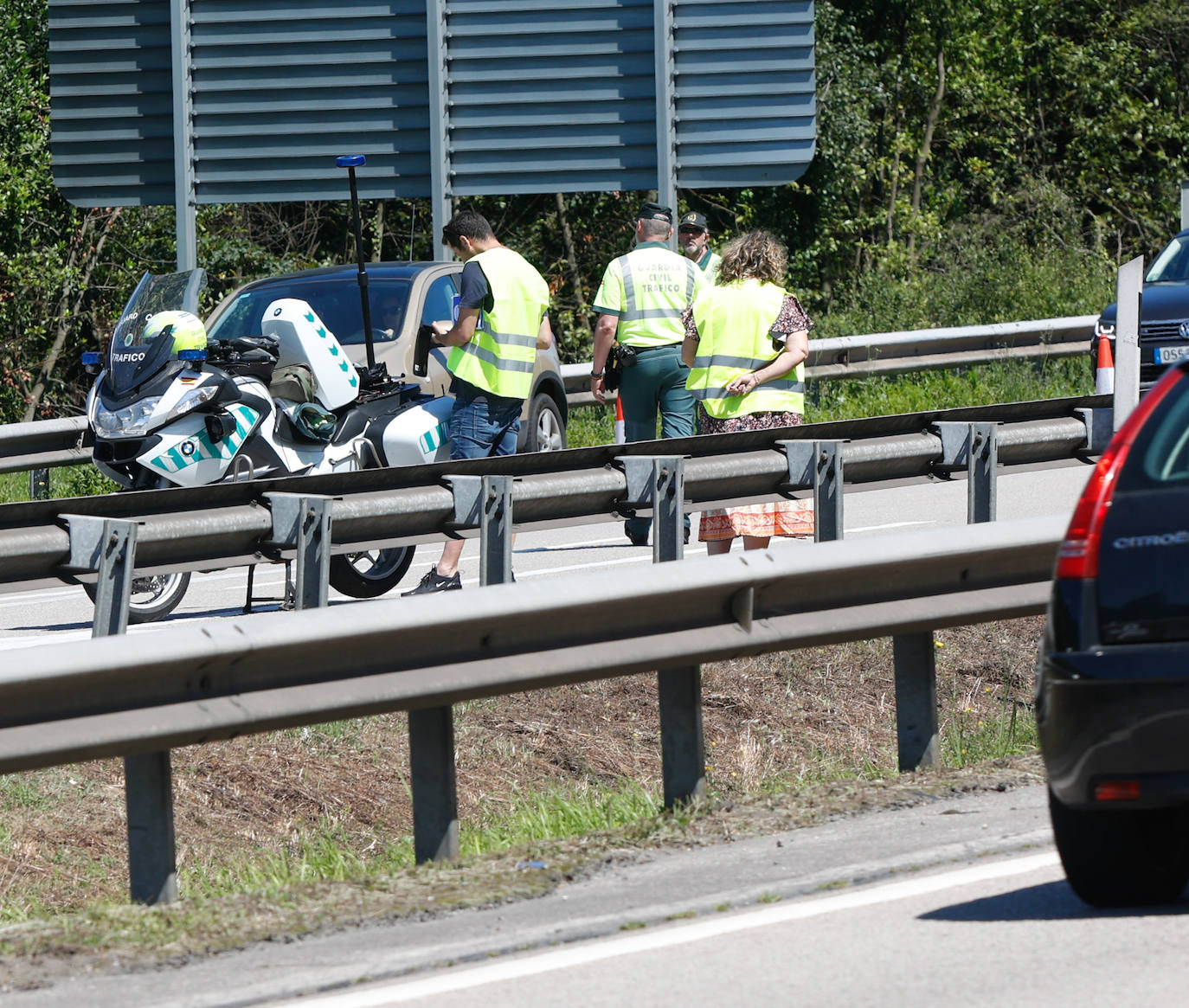 Un accidente con cinco coches implicados en la A-8 sentido Avilés provoca atascos kilométricos en la autopista 'Y' en el inicio de la tarde de este viernes