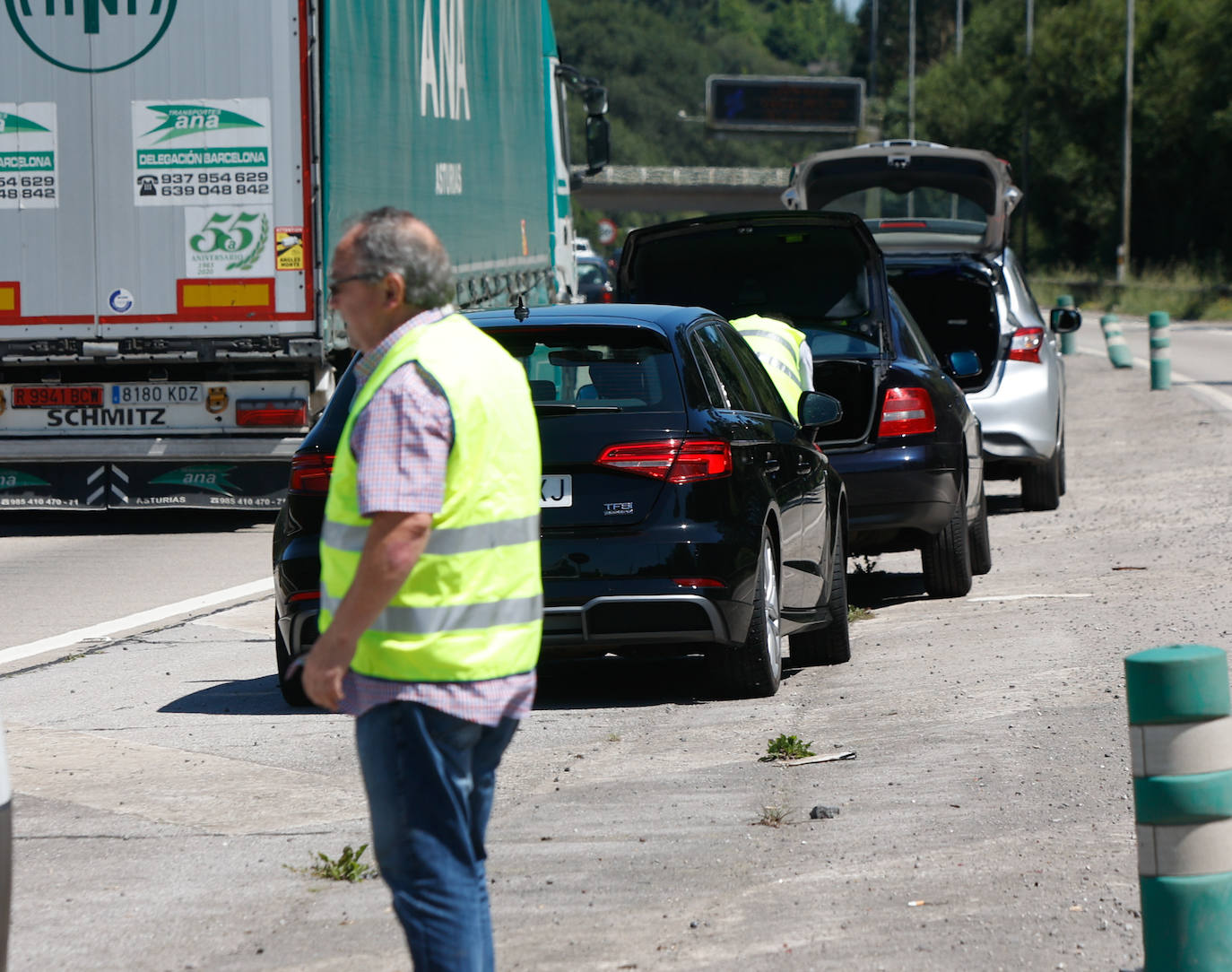 Un accidente con cinco coches implicados en la A-8 sentido Avilés provoca atascos kilométricos en la autopista 'Y' en el inicio de la tarde de este viernes