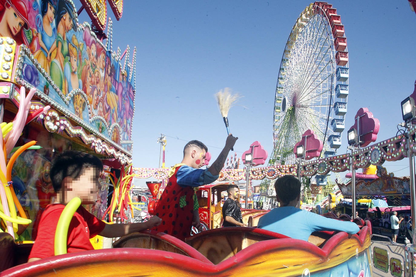 La Semana Negra ya está aquí. Y vino acompañada además de un día espectacular de sol y calor para disfrutar de todas las atracciones y de la buena literatura que reúne uno de los eventos más aclamados de la ciudad