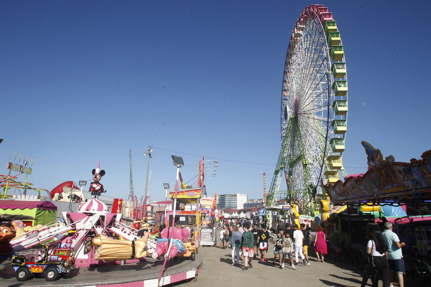 La Semana Negra ya está aquí. Y vino acompañada además de un día espectacular de sol y calor para disfrutar de todas las atracciones y de la buena literatura que reúne uno de los eventos más aclamados de la ciudad
