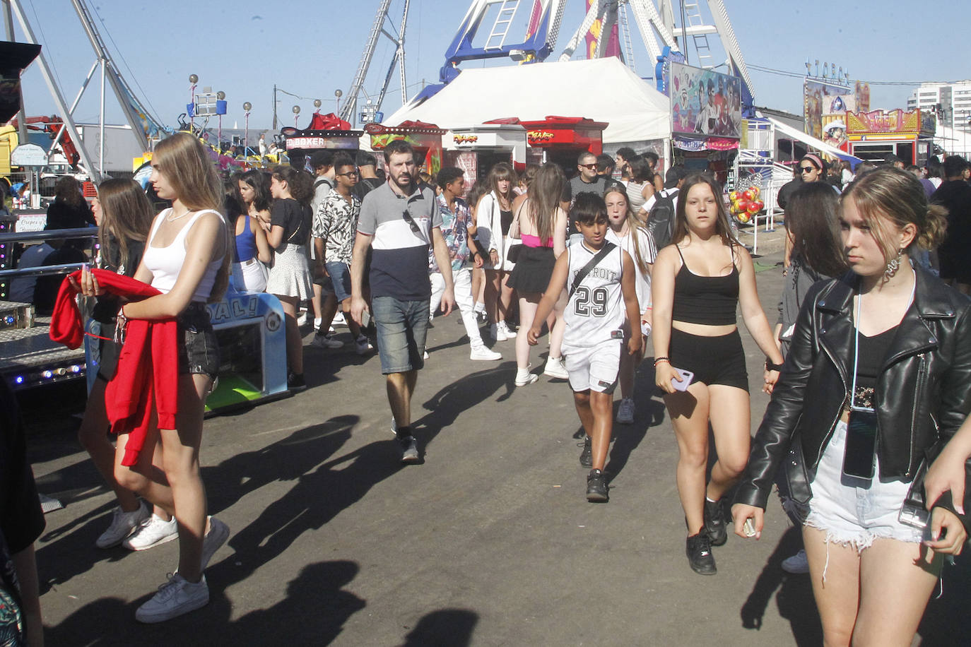 La Semana Negra ya está aquí. Y vino acompañada además de un día espectacular de sol y calor para disfrutar de todas las atracciones y de la buena literatura que reúne uno de los eventos más aclamados de la ciudad