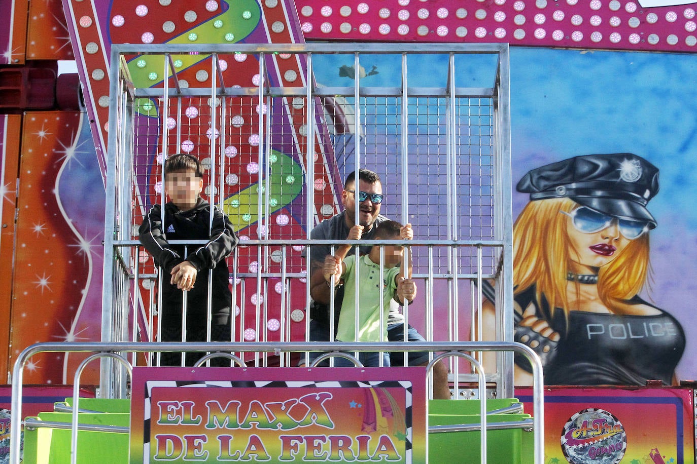 La Semana Negra ya está aquí. Y vino acompañada además de un día espectacular de sol y calor para disfrutar de todas las atracciones y de la buena literatura que reúne uno de los eventos más aclamados de la ciudad