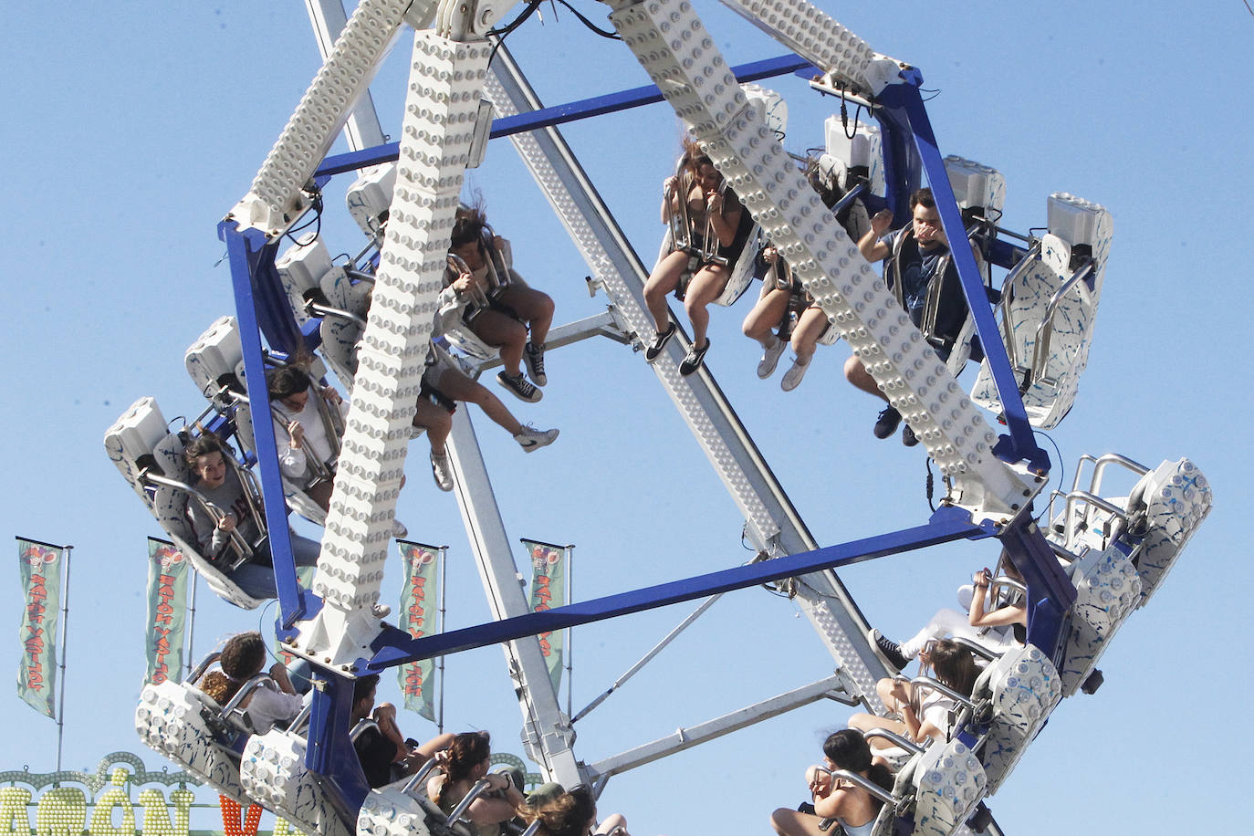 La Semana Negra ya está aquí. Y vino acompañada además de un día espectacular de sol y calor para disfrutar de todas las atracciones y de la buena literatura que reúne uno de los eventos más aclamados de la ciudad