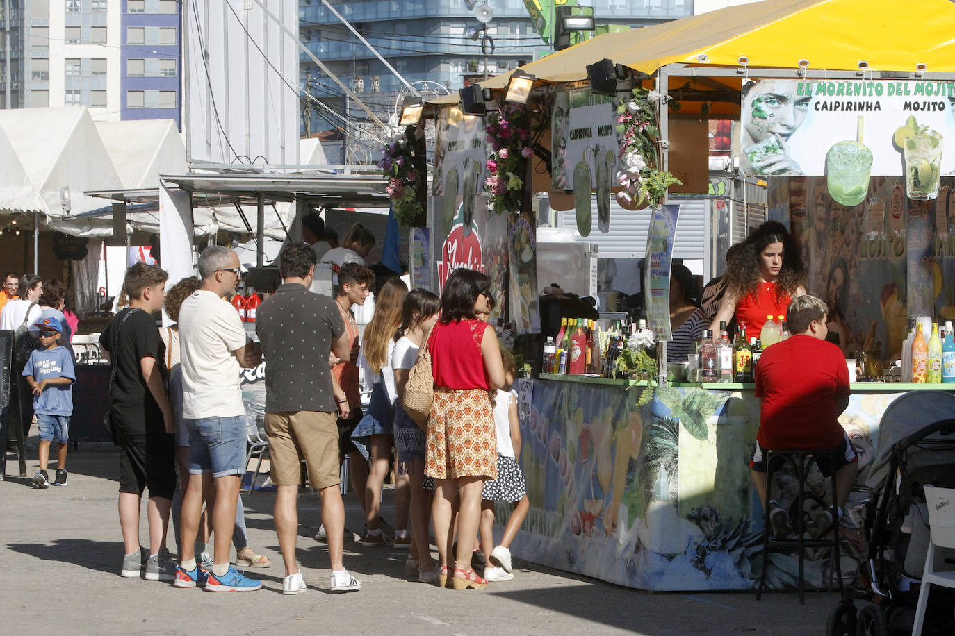 La Semana Negra ya está aquí. Y vino acompañada además de un día espectacular de sol y calor para disfrutar de todas las atracciones y de la buena literatura que reúne uno de los eventos más aclamados de la ciudad