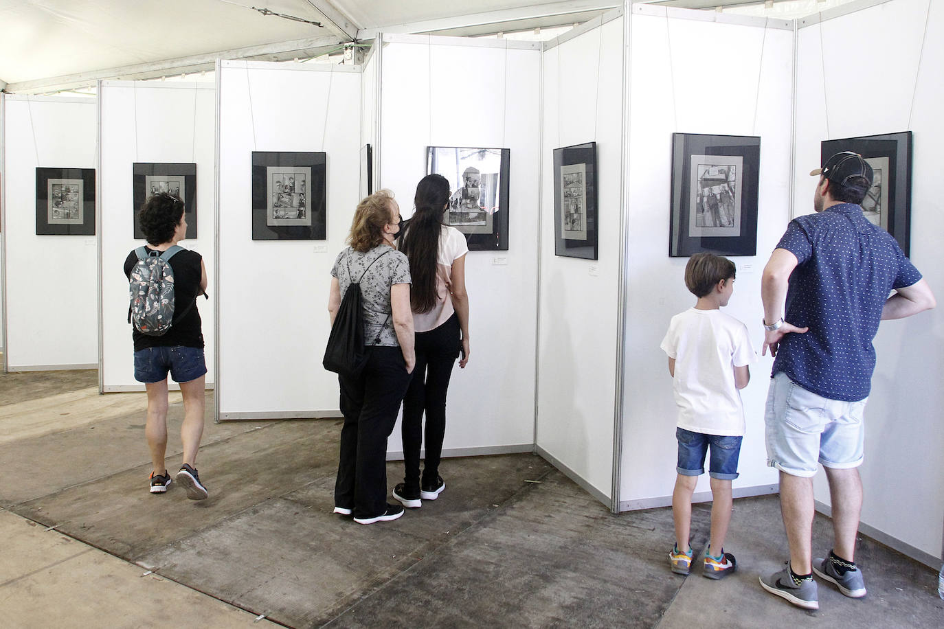 La Semana Negra ya está aquí. Y vino acompañada además de un día espectacular de sol y calor para disfrutar de todas las atracciones y de la buena literatura que reúne uno de los eventos más aclamados de la ciudad