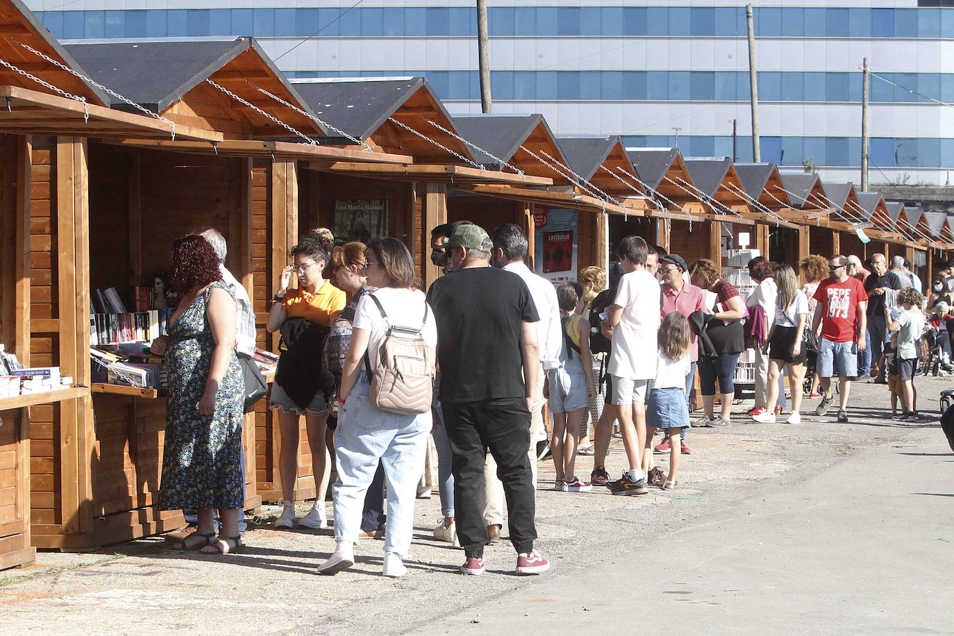 La Semana Negra ya está aquí. Y vino acompañada además de un día espectacular de sol y calor para disfrutar de todas las atracciones y de la buena literatura que reúne uno de los eventos más aclamados de la ciudad