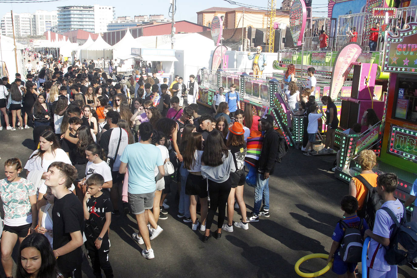 La Semana Negra ya está aquí. Y vino acompañada además de un día espectacular de sol y calor para disfrutar de todas las atracciones y de la buena literatura que reúne uno de los eventos más aclamados de la ciudad