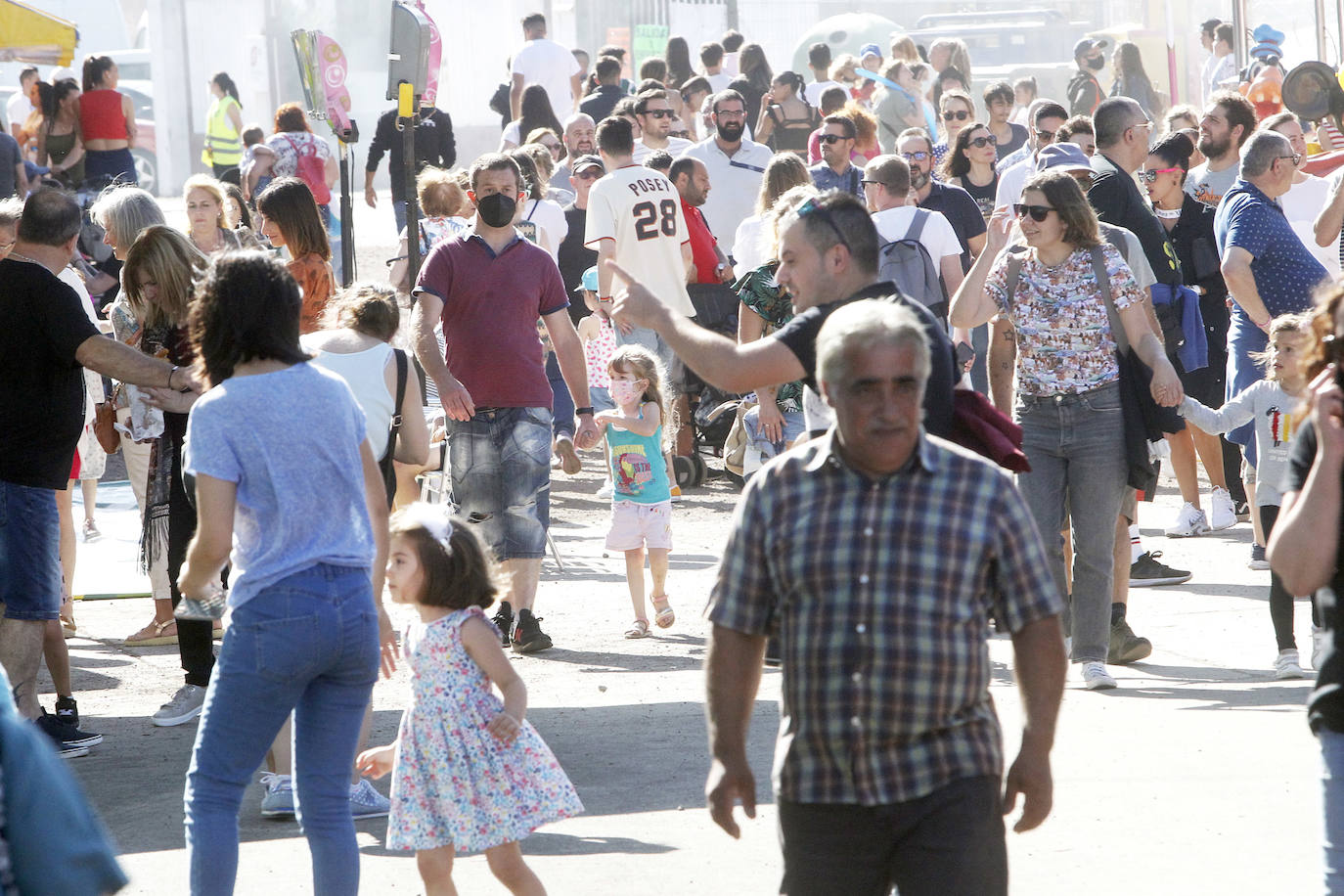 La Semana Negra ya está aquí. Y vino acompañada además de un día espectacular de sol y calor para disfrutar de todas las atracciones y de la buena literatura que reúne uno de los eventos más aclamados de la ciudad