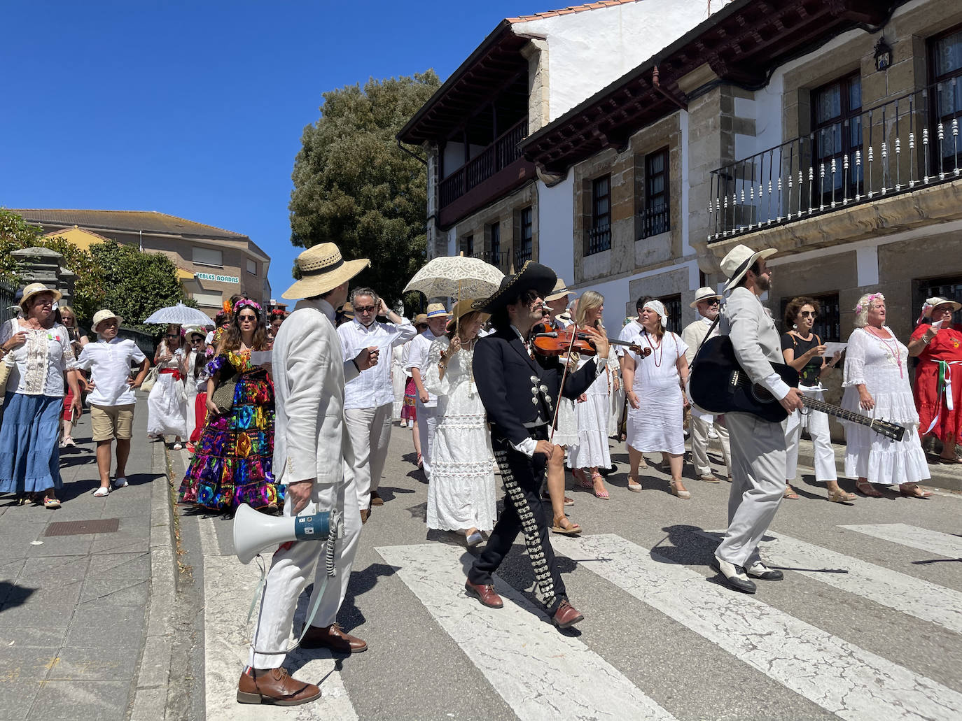 Fotos: El color de México anima la fiesta de los indianos de Colombres