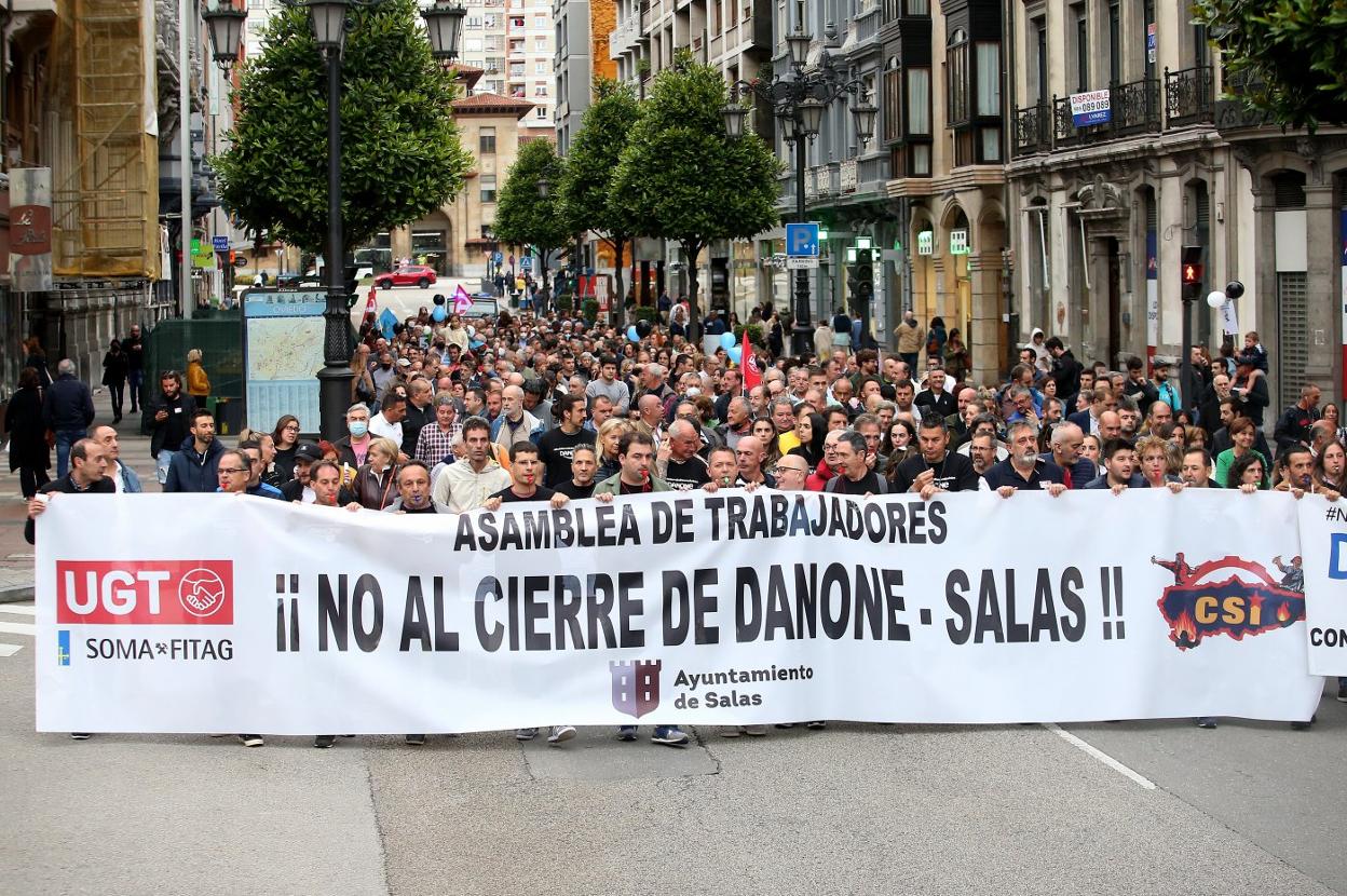 Manifestación por las calles de Oviedo, a finales de junio, para pedir una solución a la fábrica. 