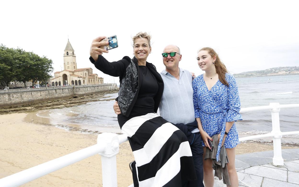 Maite Bringas, Juan Carlos Sanz y su hija Sara, haciéndose un 'selfie' en el Muro. 