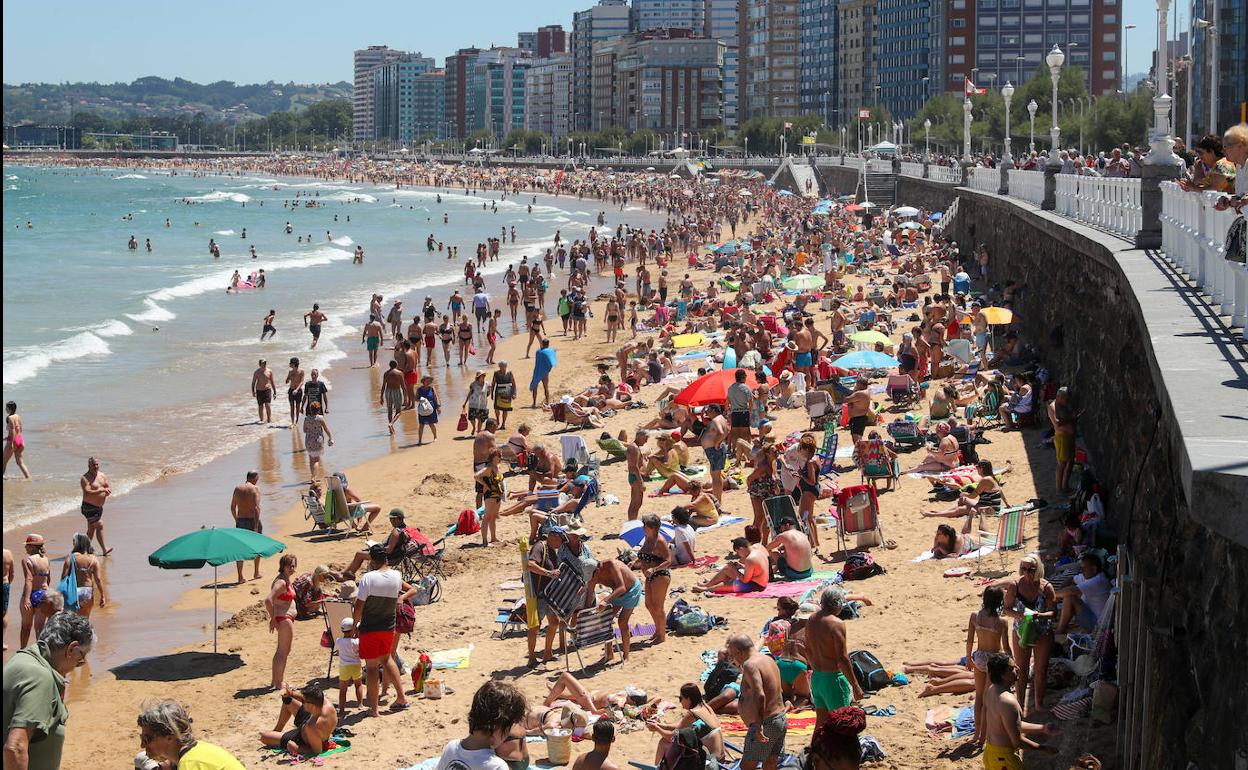 La playa de San Lorenzo de Gijón, este sábado, abarrotada de bañistas.