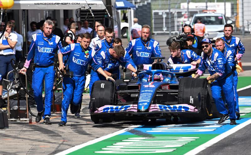 El equipo traslada el coche de Alpine de Fernando Alonso antes del esprint del GP de Austria.