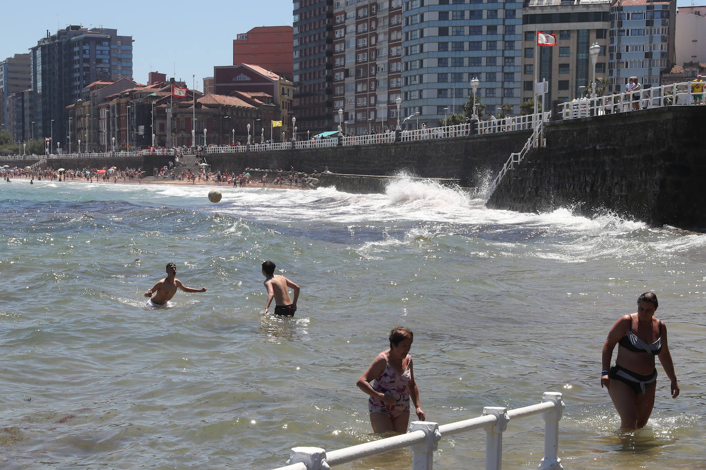 Fotos: Asturias llena las playas