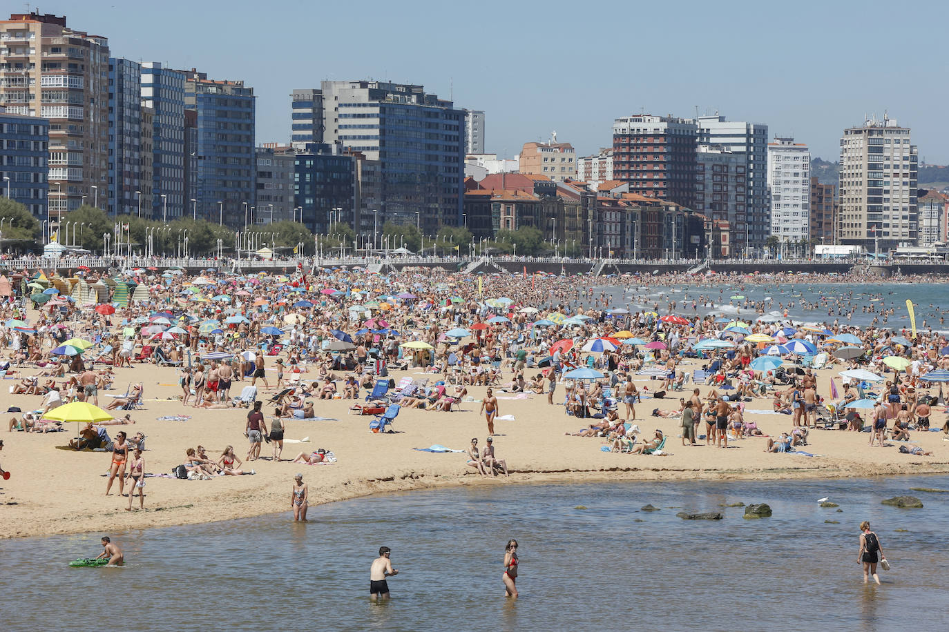 Fotos: Chapuzones para combatir las altas temperaturas de Asturias