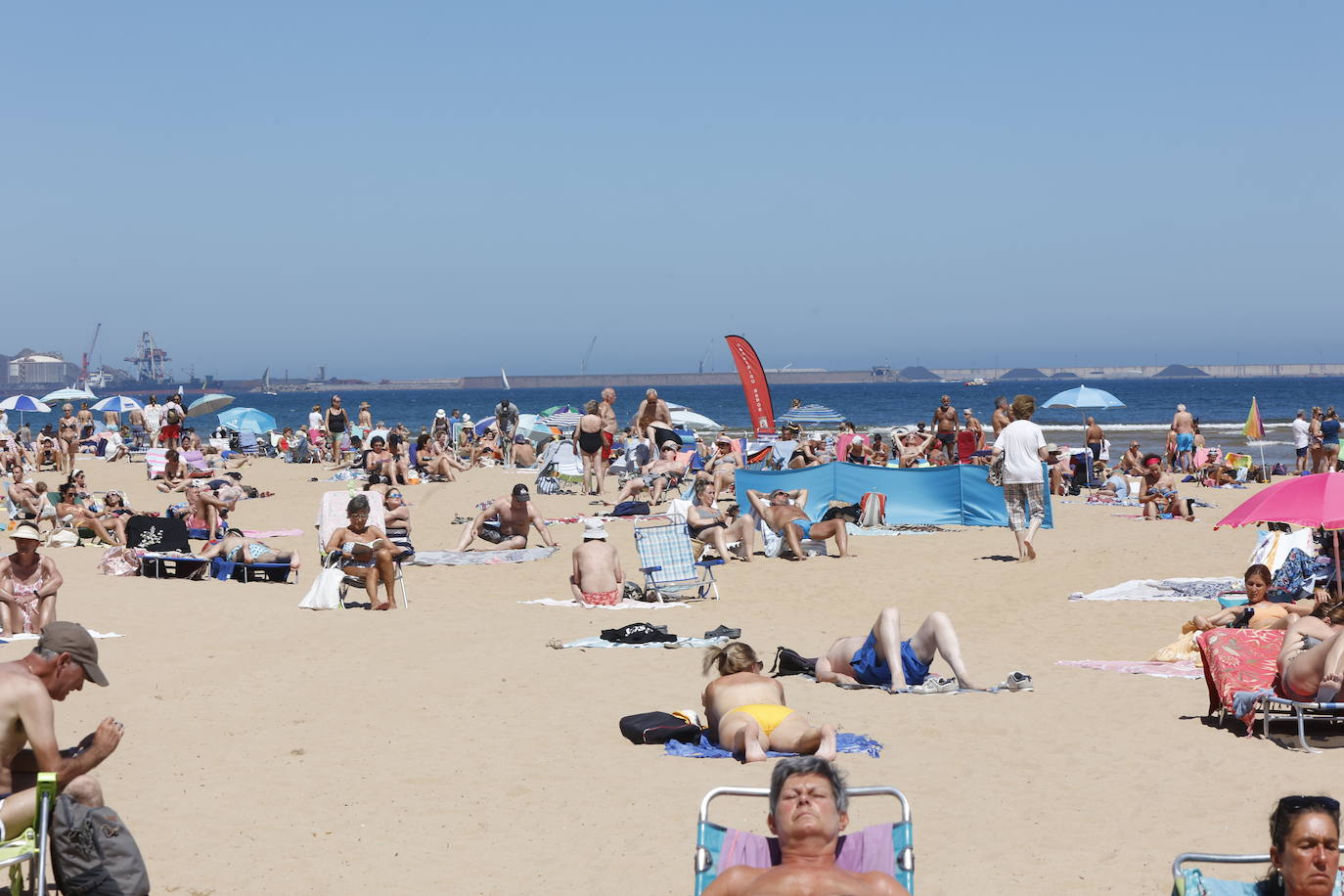 Fotos: Chapuzones para combatir las altas temperaturas de Asturias