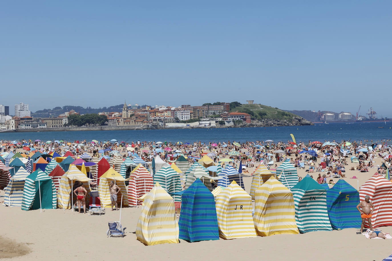 Fotos: Chapuzones para combatir las altas temperaturas de Asturias