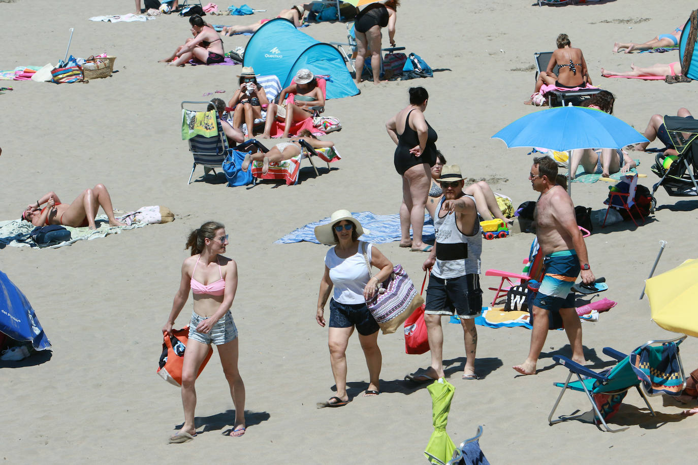 Fotos: Chapuzones para combatir las altas temperaturas de Asturias