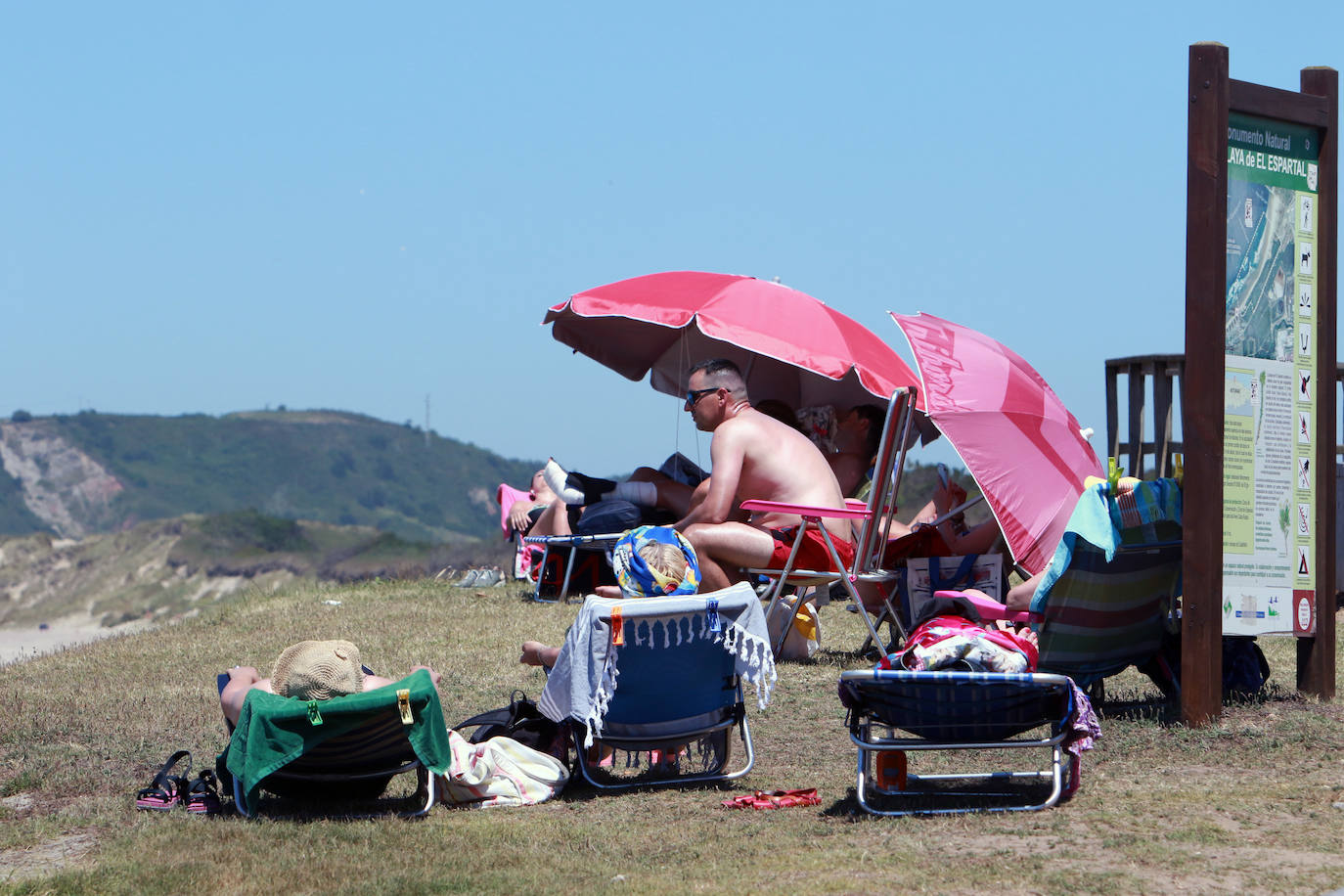 Fotos: Chapuzones para combatir las altas temperaturas de Asturias