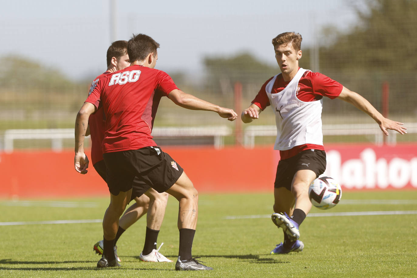 Fotos: El Sporting afronta la segunda sesión de entrenamiento de la pretemporada