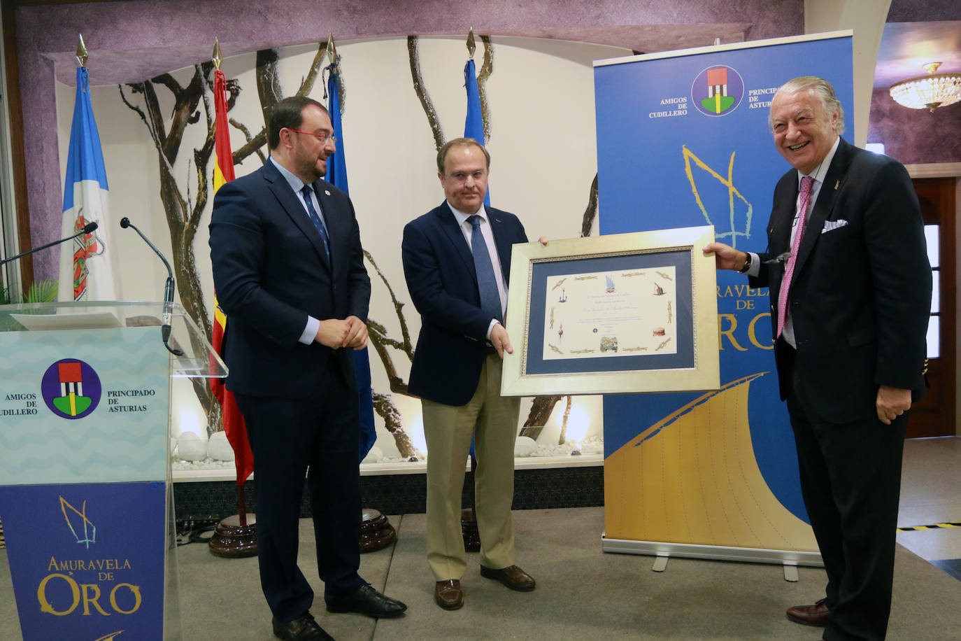 Fotos: Amigos de Cudillero entrega los premios Amuravela de Oro