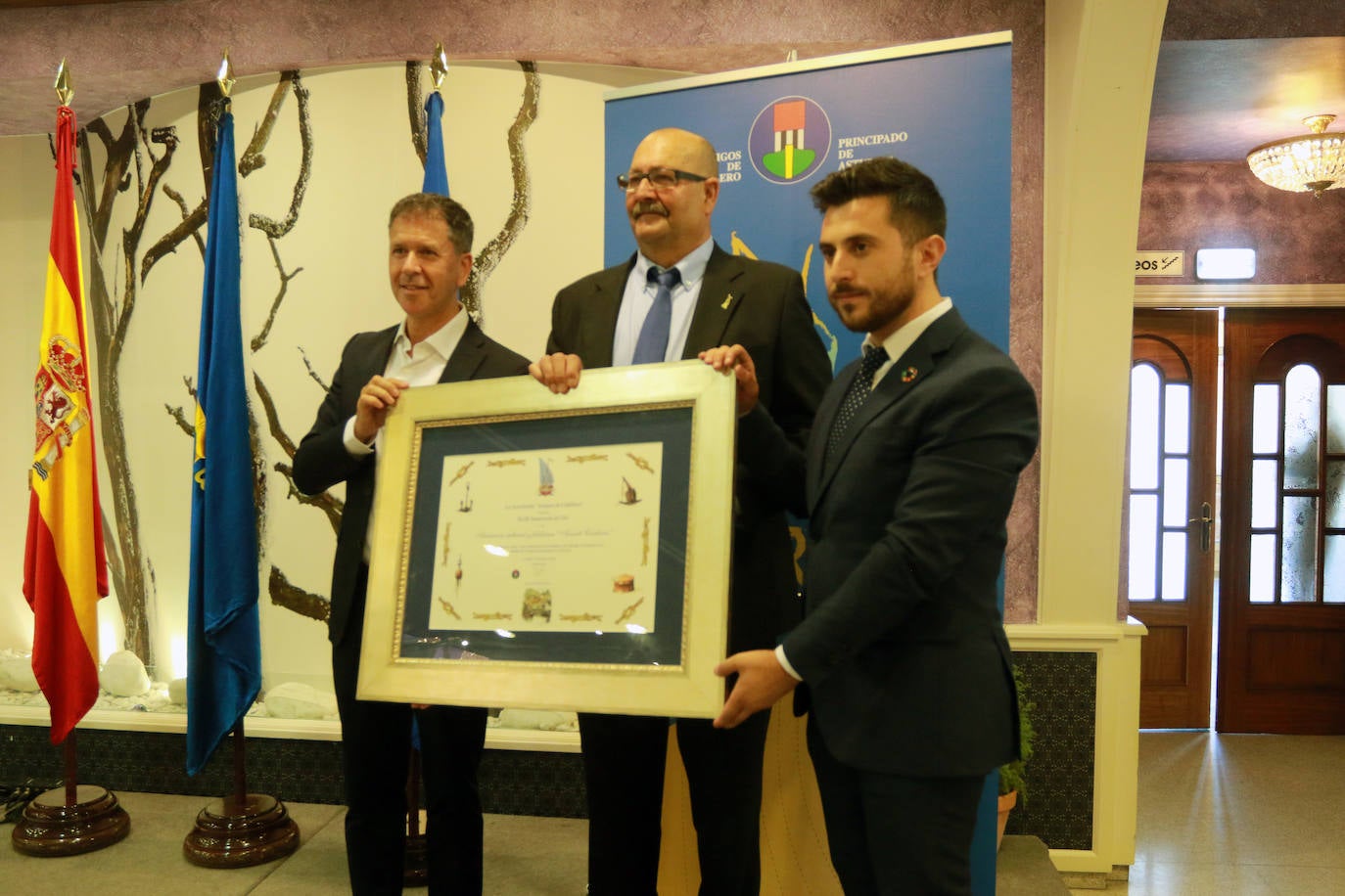 Fotos: Amigos de Cudillero entrega los premios Amuravela de Oro