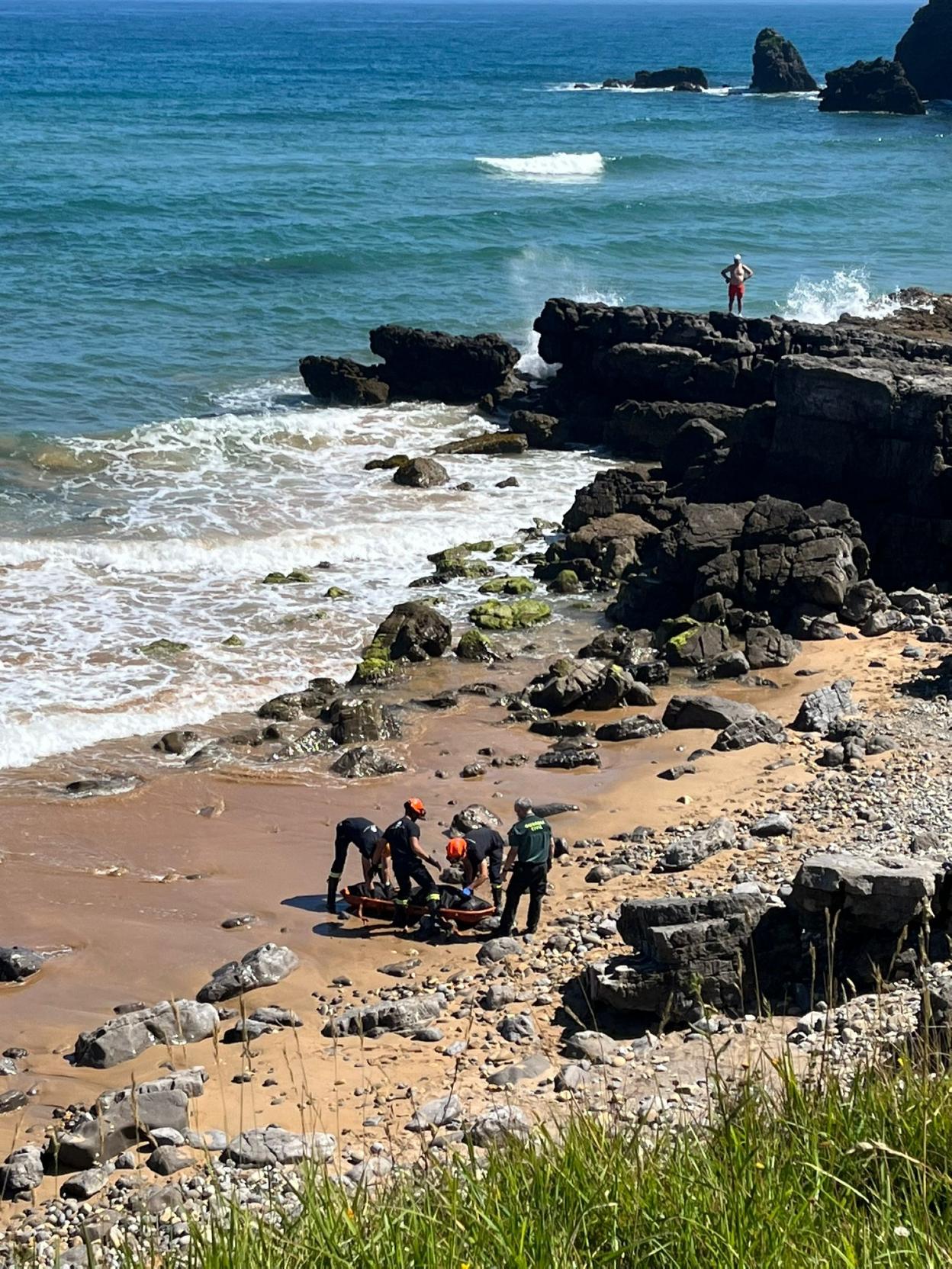 Los bomberos recurrieron a una camilla para evacuar el cuerpo. 