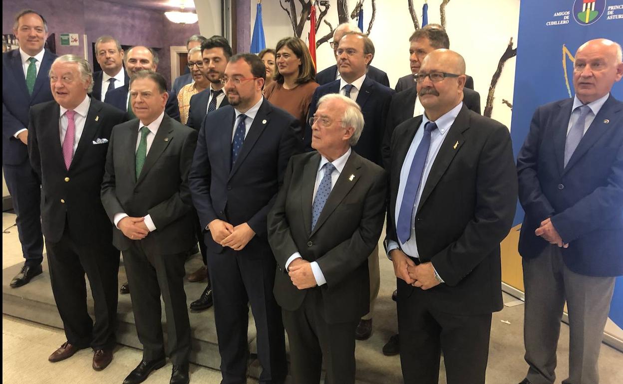 Autoridades y premiados en la ceremonia de los premios Amuravela de Oro.