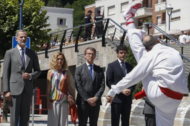 Aurresku, la danza tradicional vasca, al comienzo de la ceremonia. 