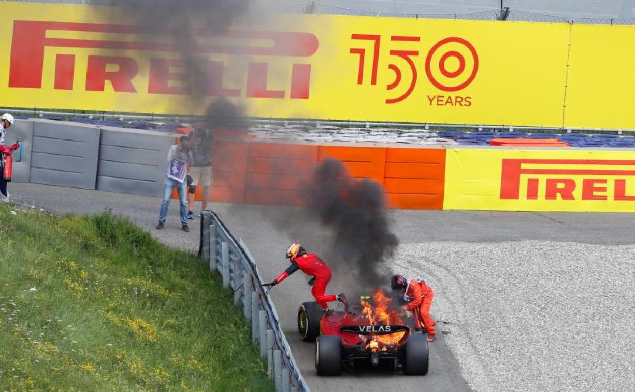 Sainz sale de su Ferrari, ya en llamas. 