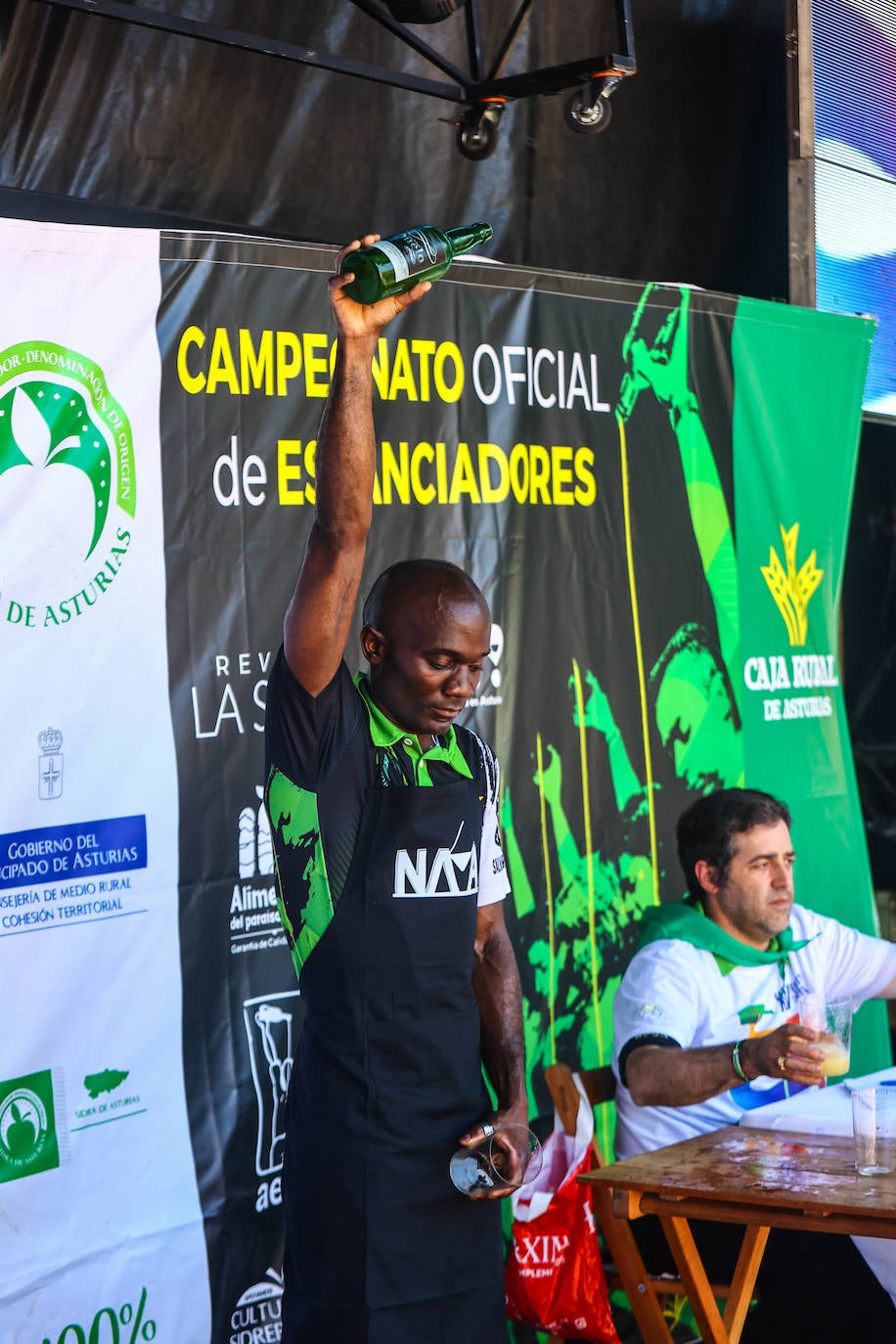 Fotos: Los escanciadores vuelven a medirse en Nava