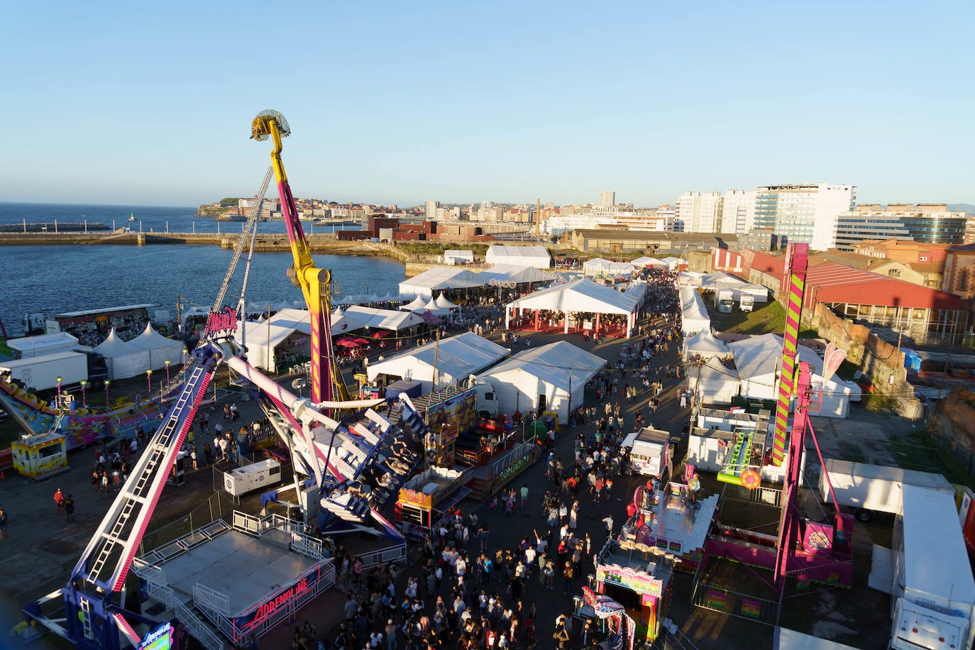 Miles de asistentes llenaron durante toda la tarde y buena parte de la noche el recinto de los antiguos astilleros de Naval Gijón.