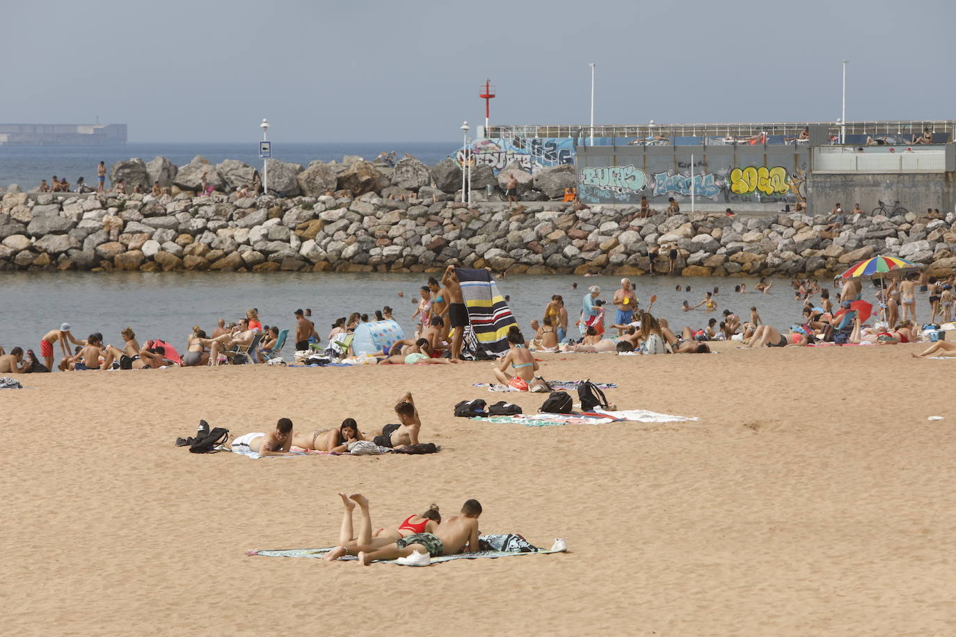 Fotos: La ola de calor llena las playas y terrazas de Asturias