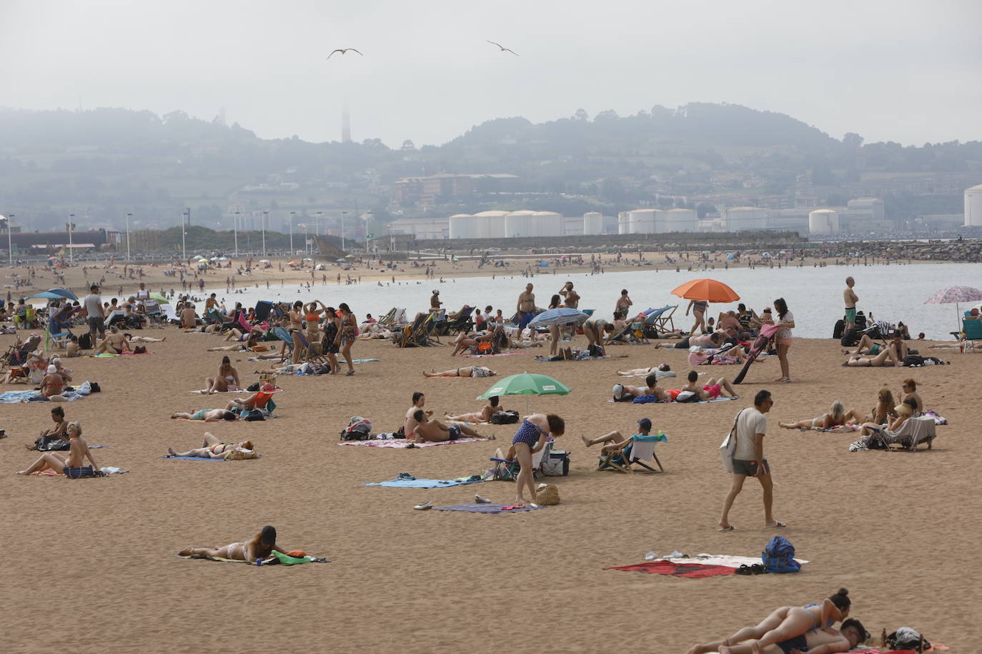 Fotos: La ola de calor llena las playas y terrazas de Asturias