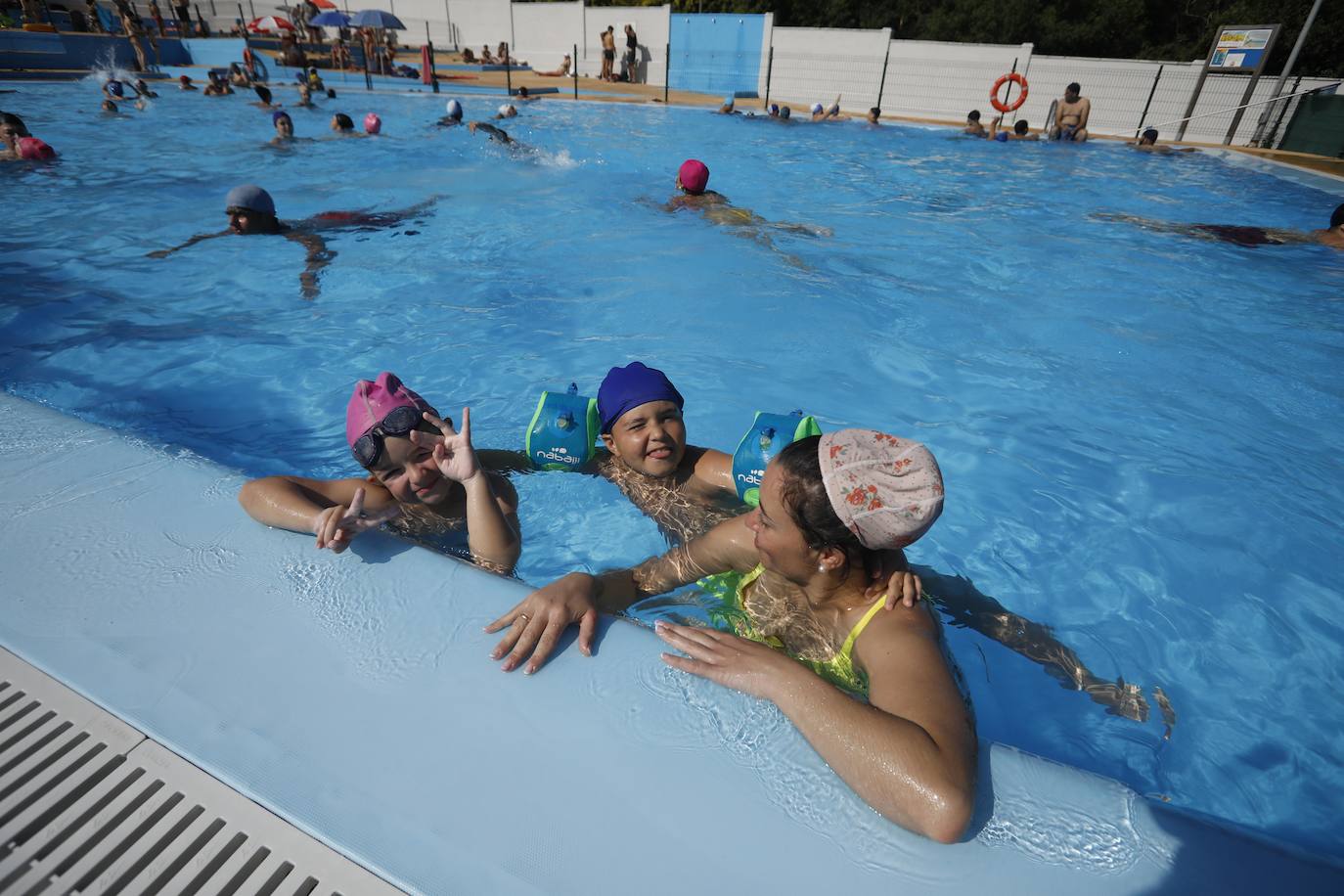 Fotos: La ola de calor llena las playas y terrazas de Asturias