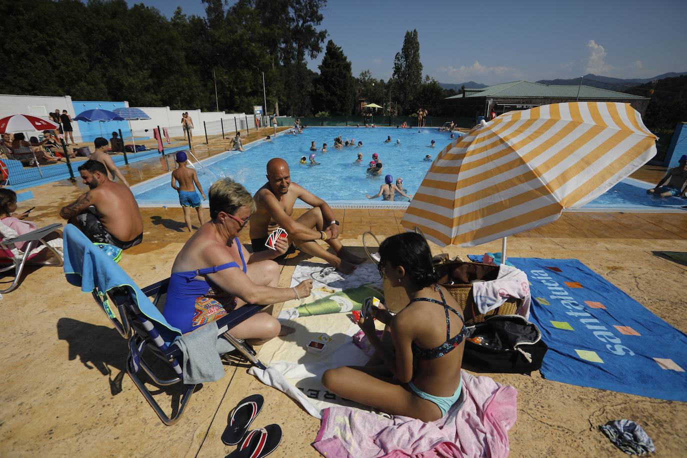 Fotos: La ola de calor llena las playas y terrazas de Asturias