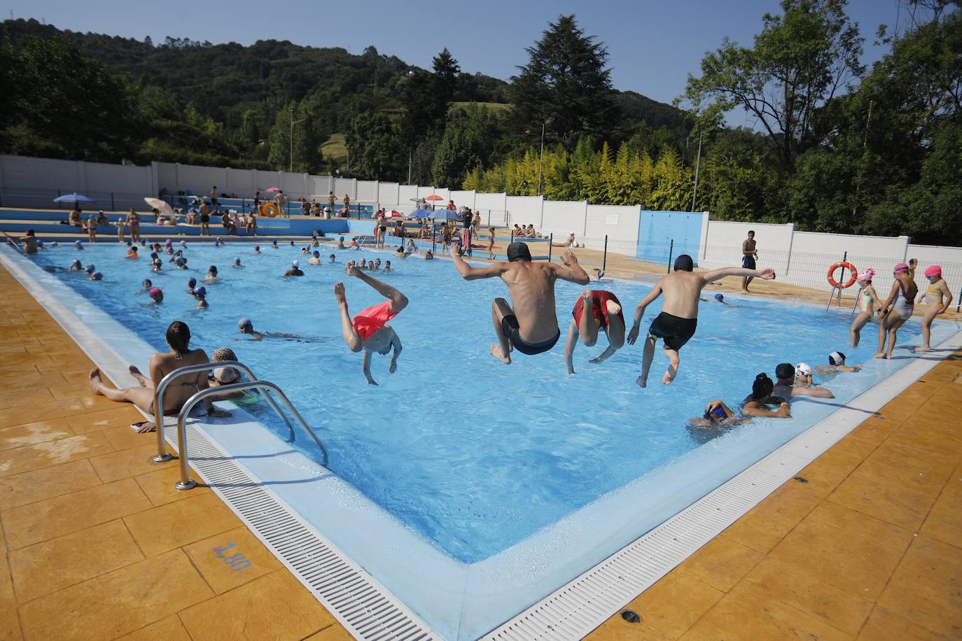 Fotos: La ola de calor llena las playas y terrazas de Asturias