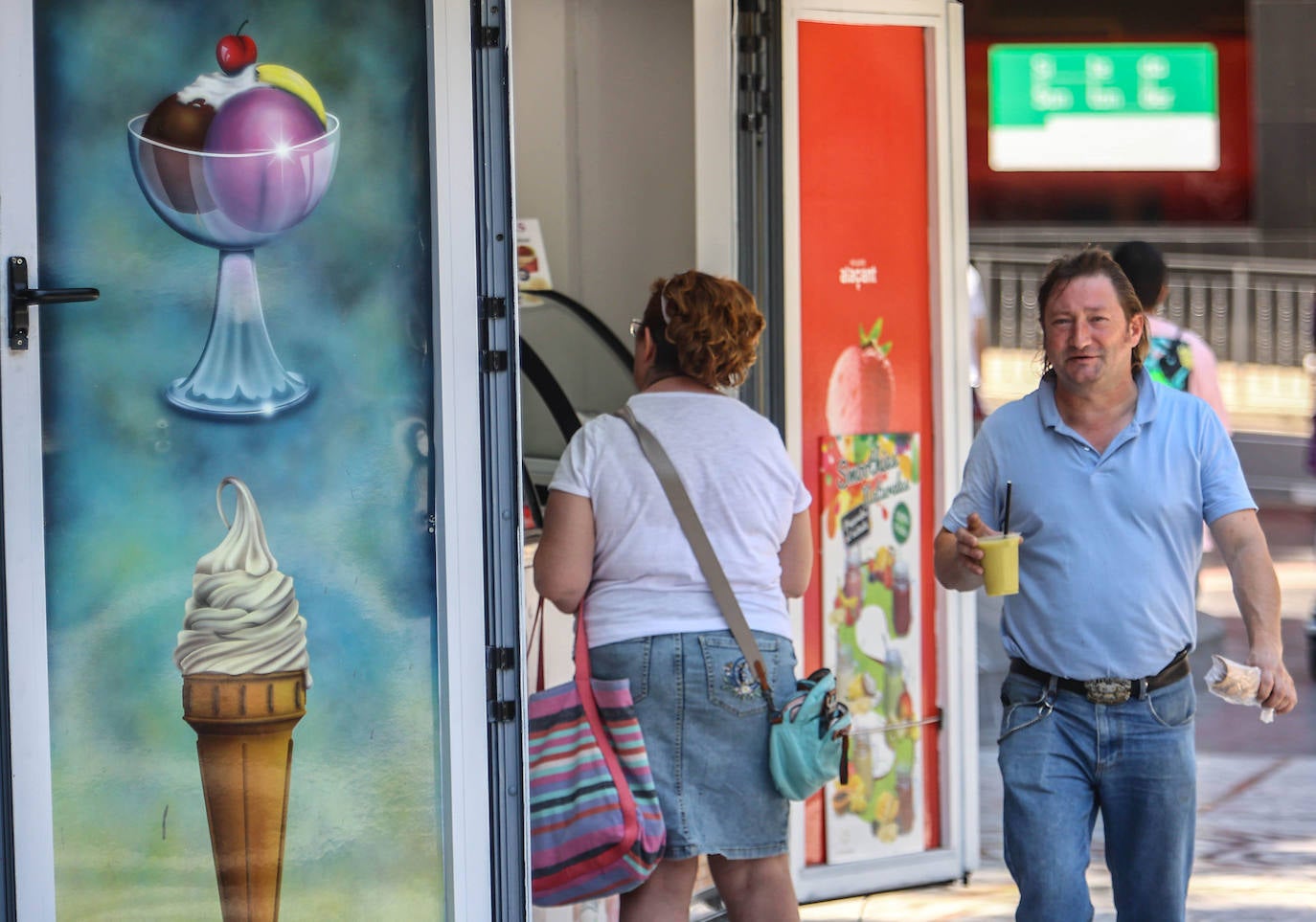 Fotos: La ola de calor llena las playas y terrazas de Asturias