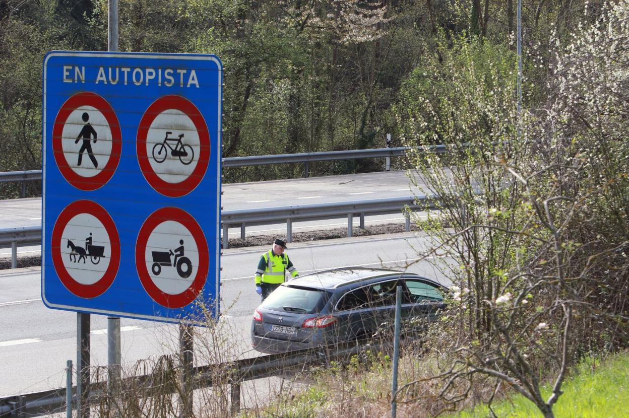 Un control de la Guardia Civil en el acceso a la autopista del Huerna en Campomanes durante el primer confinamiento. 