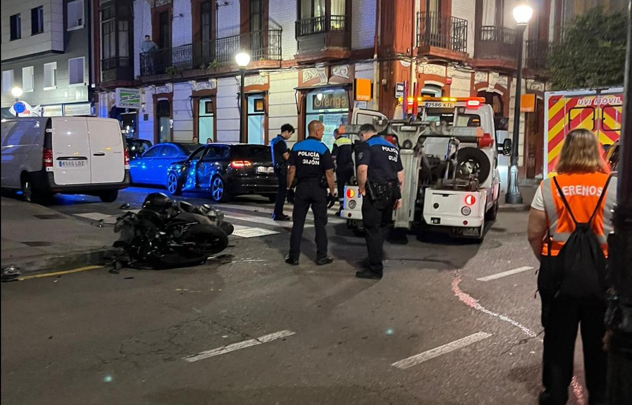 Policía Local, serenos y servicios sanitarios en el cruce del siniestro. 