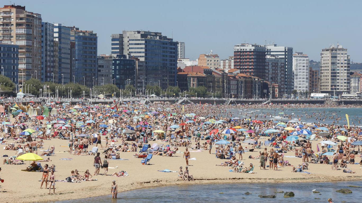 La playa de San Lorenzo de Gijón, abarrotada el pasado domingo 